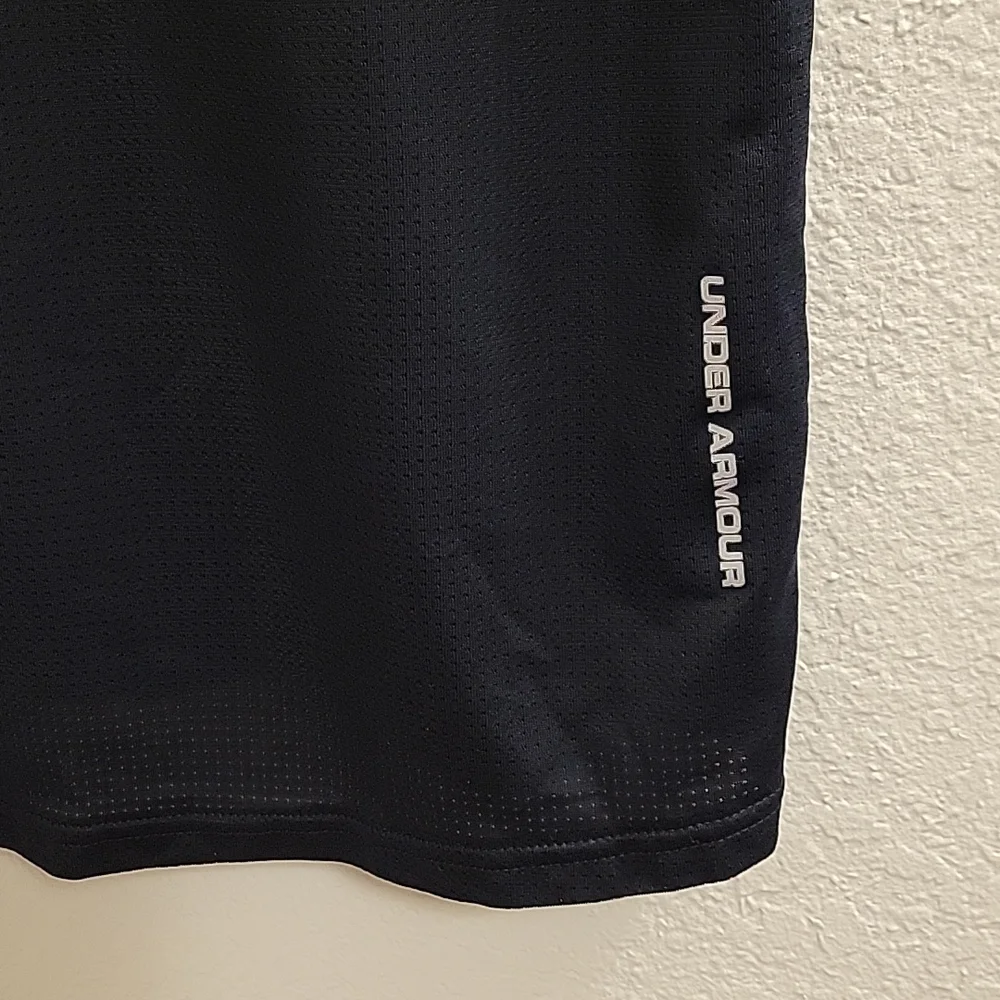 Under Armour Run Short Sleeve - Black - Large - Picture 14 of 15